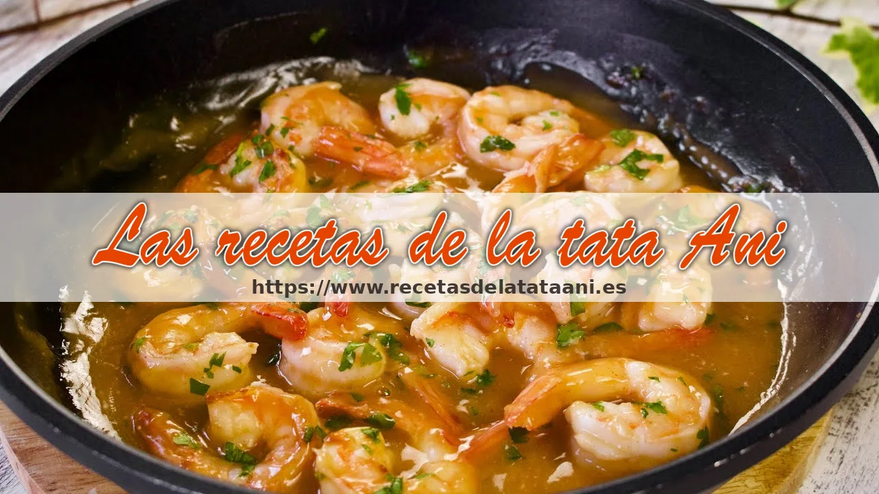 Gambas al ajillo con caldo de marisco